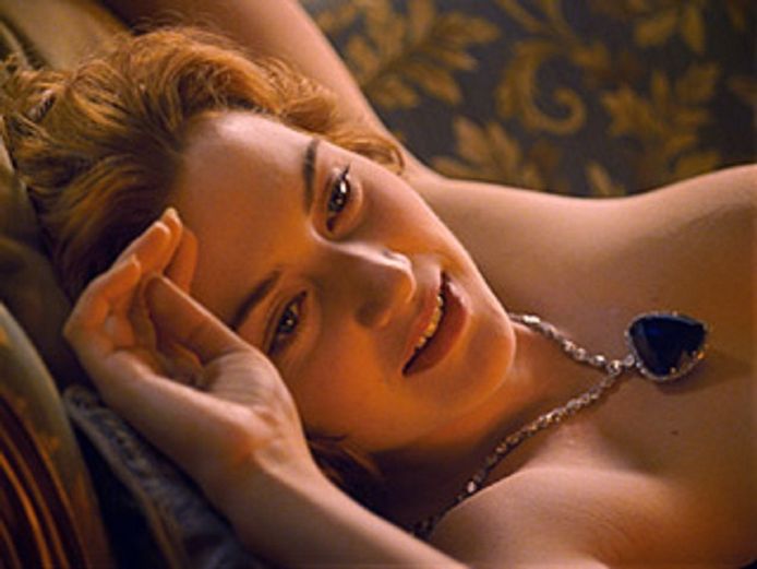 Men vreesde dat de borsten van Kate Winslet iets te veel zouden afleiden, en dus werden ze vakkundig weggeknipt.
