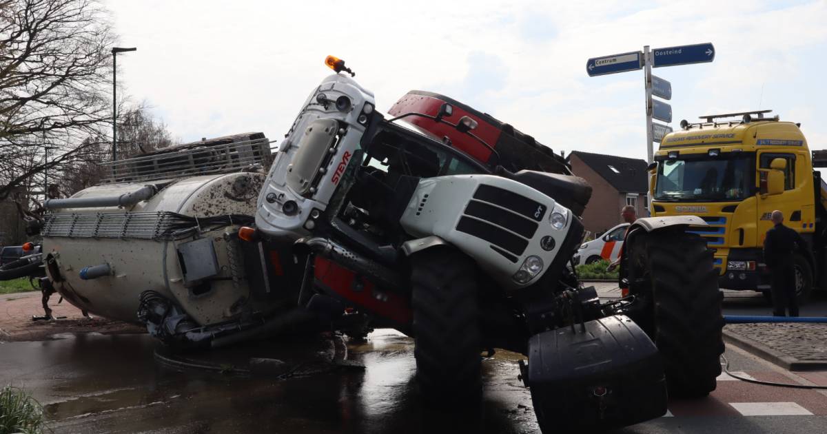 Ravage en stank door gekantelde tractor met giertank op rotonde in Dongen.