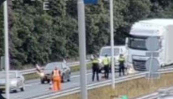 Vrachtwagen tegen de middengeleider op de A1 bij Apeldoorn.