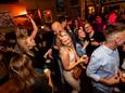 Een beeld van café De Stapmolen uit de zomer van 2021. De coronamaatregelen waren toen tijdelijk versoepeld en dat leidde meteen tot volle bak feest.