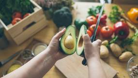 Zo mag je een avocado niét ontpitten, waarschuwen chirurgen