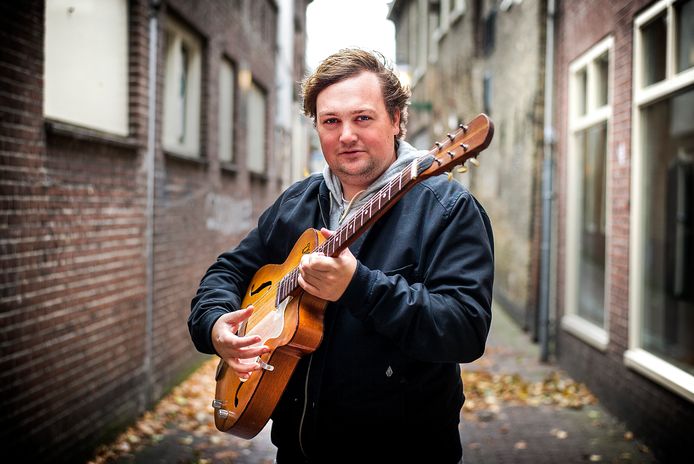 Tim Knol op straat in Hoorn in 2013, het jaar dat straatmuzikanten uit de Haagse binnenstad geweerd werden.