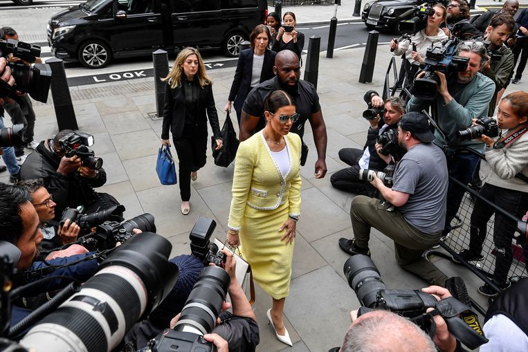 Rebekah Vardy, de echtgenote van Leicester City-speler Jamie Vardy, komt aan bij de rechtbank in Londen. Beeld REUTERS