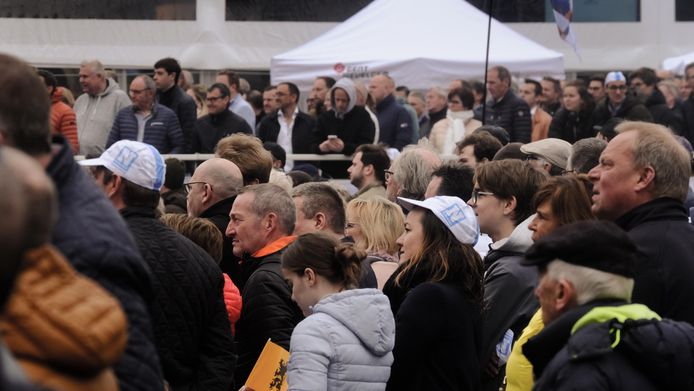 sfeerbeeld van de start van Gent-Wevelgem, op de Grote Markt in Ieper