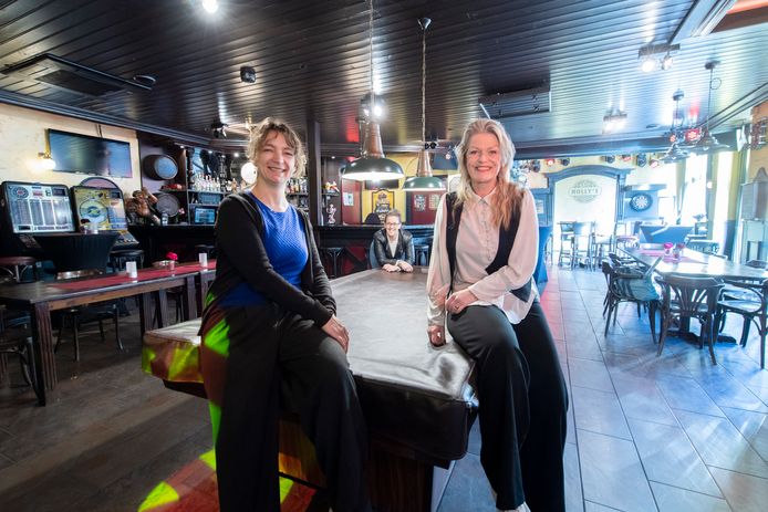 Een 2-daagse kledingverkoop wordt georganiseerd t.b.v. de dansgroepen van Odival. Vlnr: Kirsten Eppink , mede eigenaar van het cafe Sandra Meenink en Dennie Schuurman
