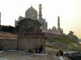 Katapulten ingezet om aapjes aan Taj Mahal weg te jagen na “ontvoering” van baby met dodelijke afloop
