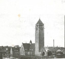 Eén van de twee oude foto’s die Thijs Snitslaar nog heeft. Rechts van de kerk de voormalige opslagloods van Bamshoeve in 1930.