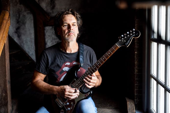 Gitarist Mario van Schijndel pakt na twaalf jaar weer uit met grote totaalshow in De Bussel