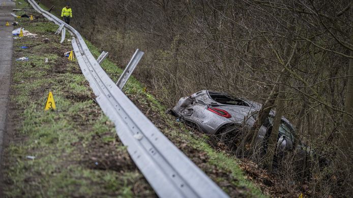 Op de A3 bij de Duitse plaats Elten, vlakbij de grens met Nederland, zijn zondagochtend vier Nederlanders om het leven gekomen.