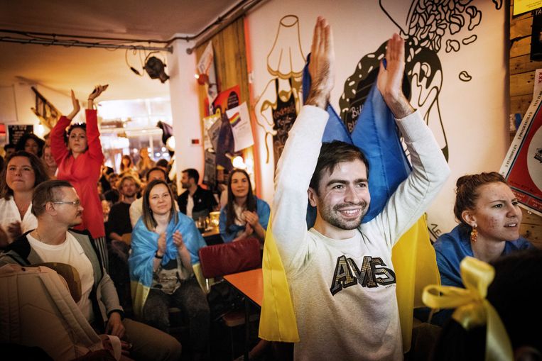Café De Jonge Admiraal  zit zaterdagavond stampvol met Oekraïners die hun thuisland toejuichen. Beeld ANP