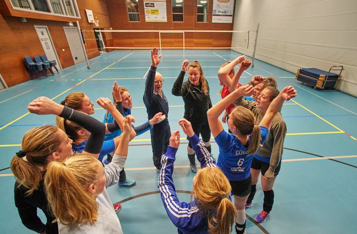 Eerste volleybaltraining sinds lange tijd voor dames 1 van Saturnus in Uden en ze zijn blij elkaar weer te zien. 
Samen met trainer Geert Fleuren starten ze met een yell.