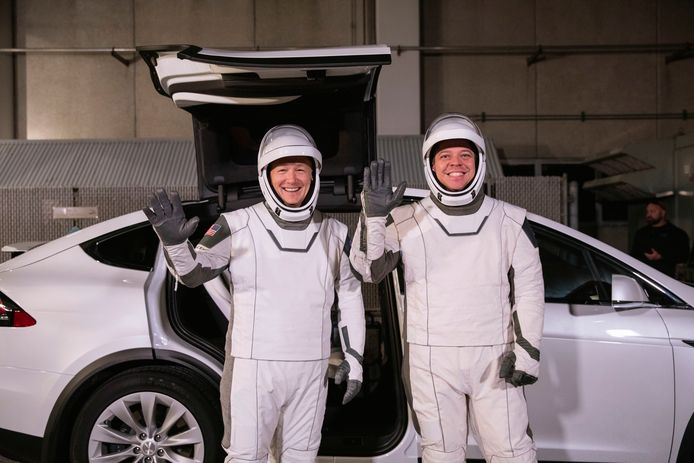 Astronauten Doug Hurley (links) and Robert Behnken poseren voor een Tesla Model X.