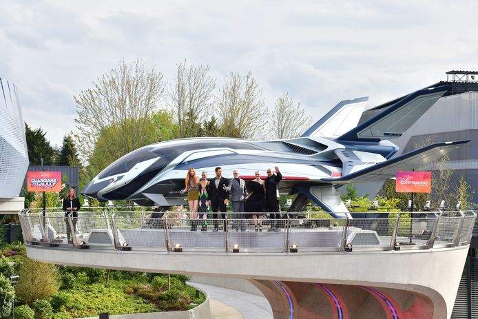 Karen Gillan, Zoe Saldana, Chris Pratt, il regista James Gunn, Pom Klementieff e Vin Diesel posano davanti al Quinjet, l'aereo simbolo dei Vendicatori situato nel campus Marvel Avengers.