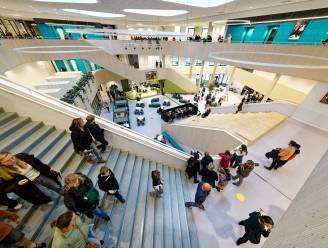 Hoe leg je honderden teleurgestelde brugklassers uit dat ze niet naar jouw school kunnen? ‘Geen leuke gesprekken’