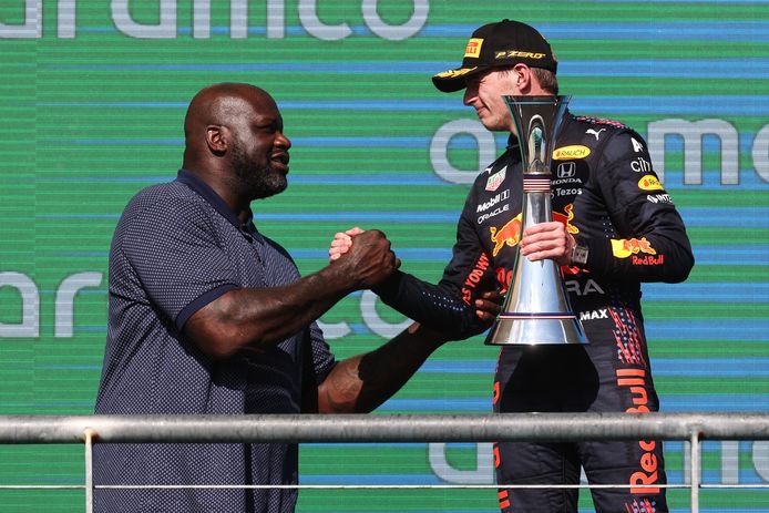 Max Verstappen wins in Austin and takes the trophy from Shaquille O'Neal.