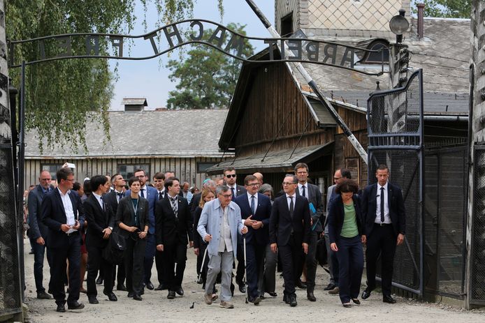De Duitse Buitenlandminister Heiko Maas loopt samen met Holocaust-overlever Marian Turski onder de poort van vernietigingskamp Auschwitz door.