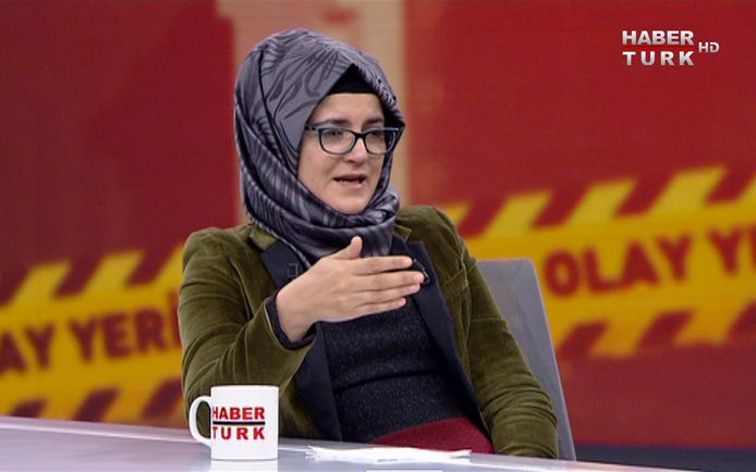 De Turkse Hatice Cengiz tijdens een interview voor de Turkse zender Habertürk TV.