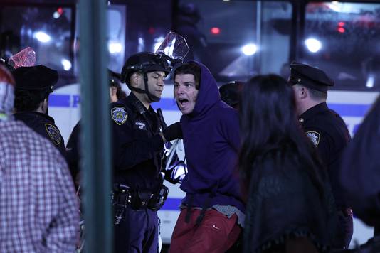 De politie van New York arresteert demonstrerende studenten.