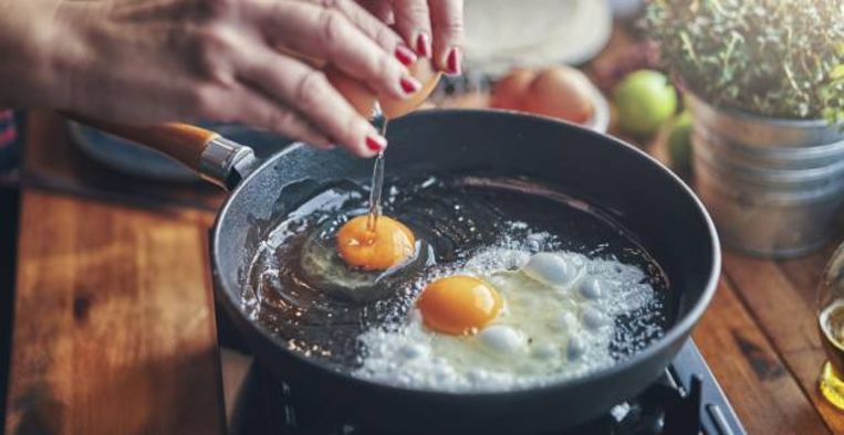 Hoe dan ook ziel sjaal Zó bak je meerdere eieren in één pan zonder dat ze aan elkaar plakken