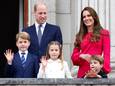 Prins William, Kate Middelton en hun kinderen prins George (met stropdas), prinses Charlotte en prins Louis.