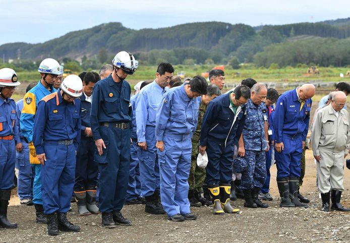 De Japanse premier Shinzo Abe (midden) toont zijn respect voor de slachtoffers