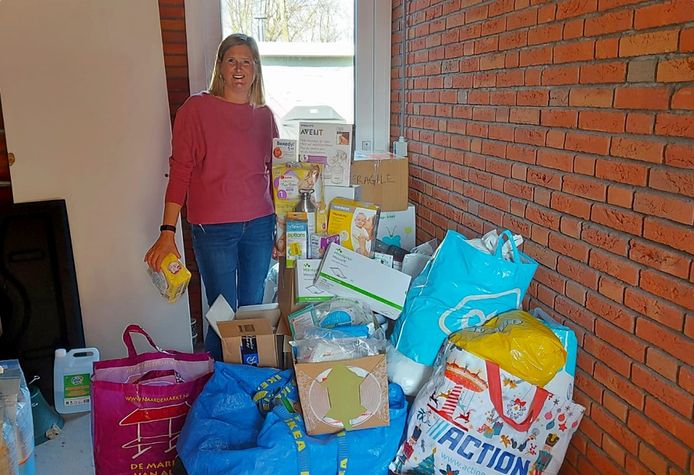 Vroedvrouw Irina Coomans tussen het medisch materiaal dat al ingezameld werd.