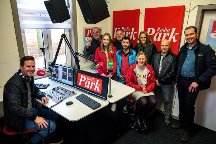 Radio Park-dj Vince 't Jolle met het hele team.