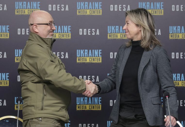  Kajsa Ollongren (Defensie) schudt handen met de Oekraïense minister van Defensie, Oleksiy Reznikov. Beeld REUTERS