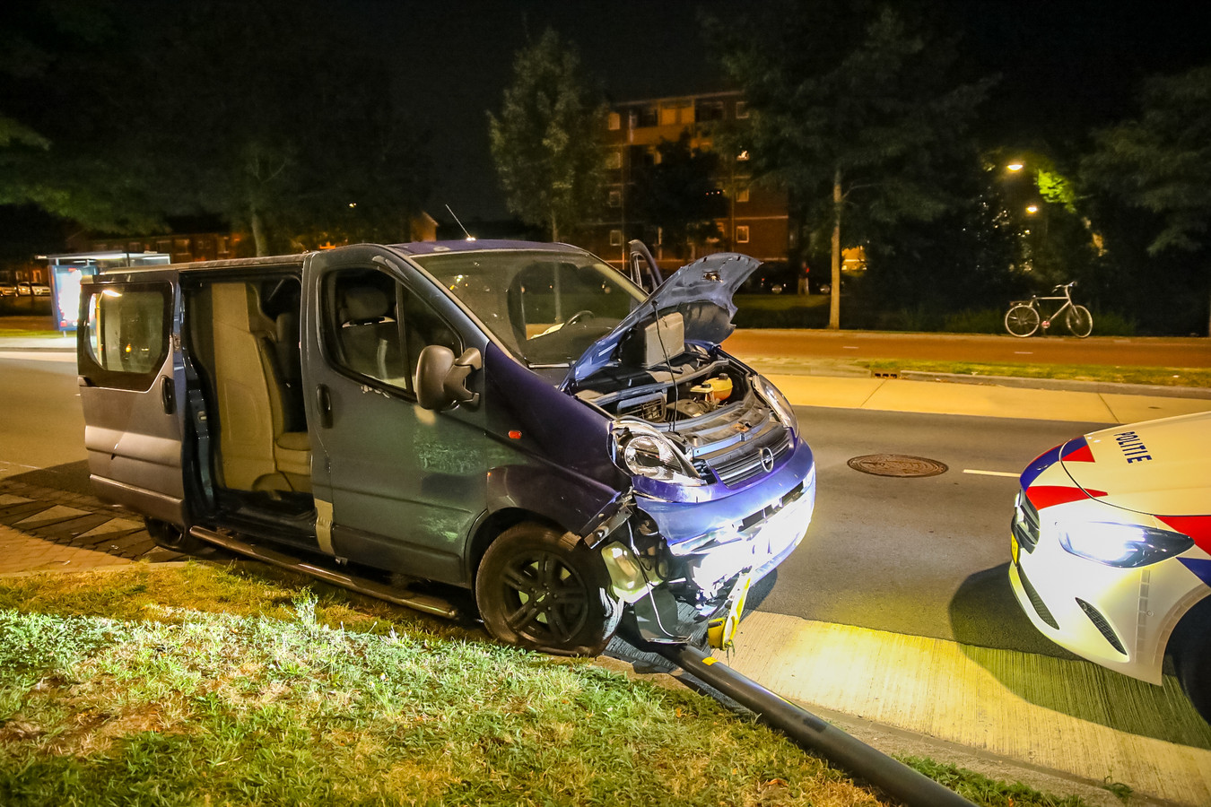 Lantaarnpaal blijft vastzitten onder auto na botsing, maar bestuurder