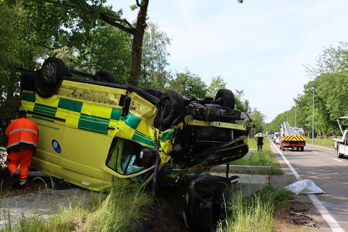 De ambulance belandde in de gracht, ging over de kop en kwam tot stilstand op een oprit van een woning.