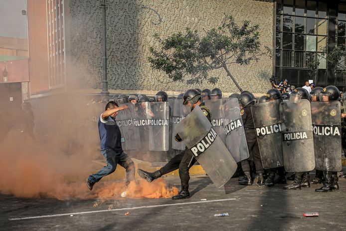 Een demonstrant confronteert de politie tijdens 'de inname van Lima' in de Peruviaanse hoofdstad. (19/01/23)