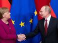 Angela Merkel en Vladimir Poetin schudden elkaar de hand in januari 2020 in Moskou.