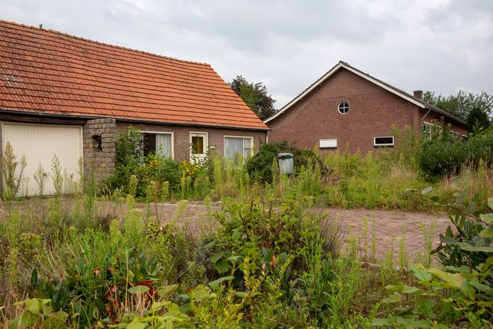 Op de Kerkstraat in Casteren staan twee vervallen panden te wachten op sloop.