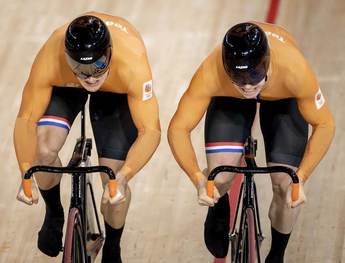 Jeffrey Hoogland (links) tegen Harrie Lavreysen (rechts) in de sprint.