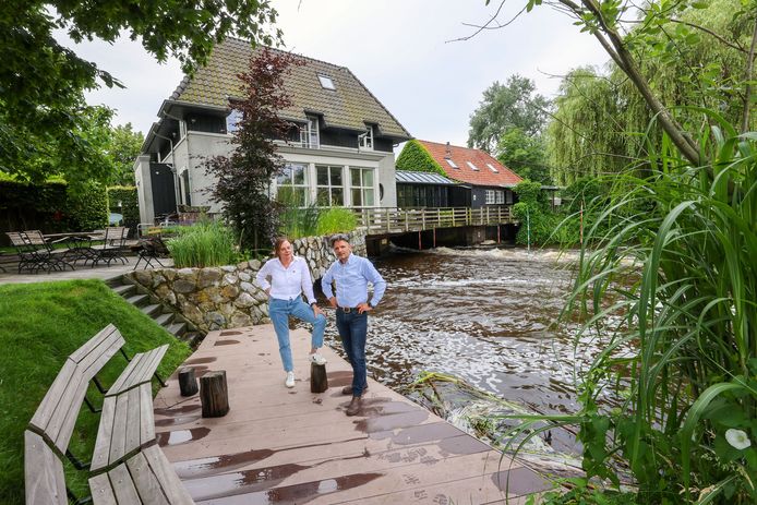 De Dommel stroomt onder de Volmolen van bewoners Marjo van de Sanden en Martin Hermans door.
