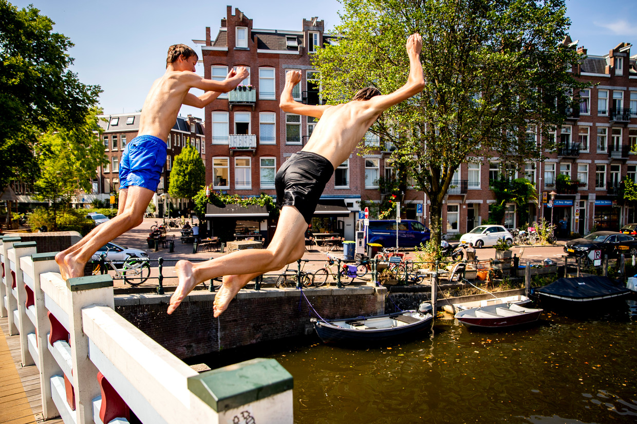 Jongens springen in de Kattensloot in Amsterdam. Beeld Hollandse Hoogte /  ANP