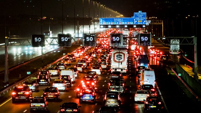 Het ministerie van Infrastructuur en Waterstaat wil gebruik te maken van anonieme data van Mercedes-rijders.