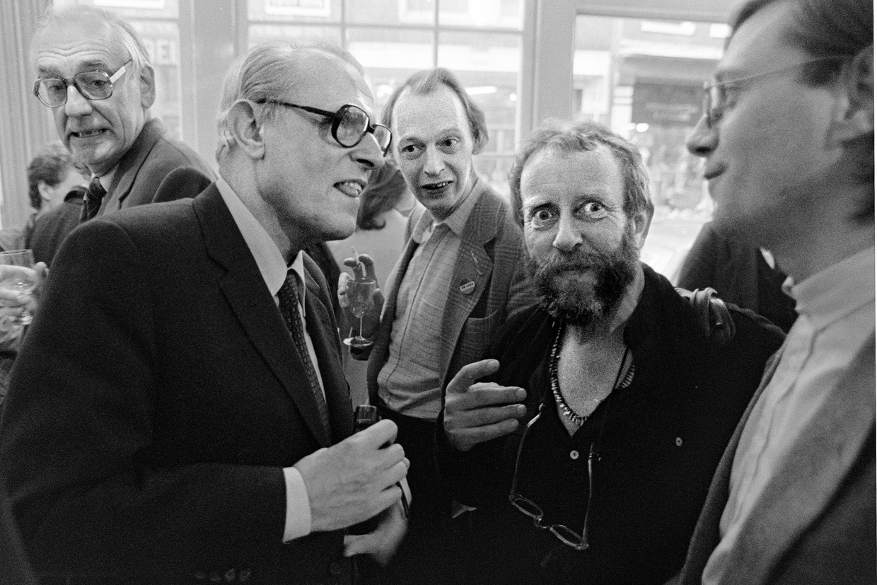 Pertemuan sastra, Maret 1981. WF Hermans (kiri depan) bersama fotografernya Ed van der Elsken (berjanggut).  Di tengah penulis dan penyair Simon Vinkenoog.  Kiri belakang, penerbit Geert Lubberhuizen.  Gambar Bert Verhoeff / ANP