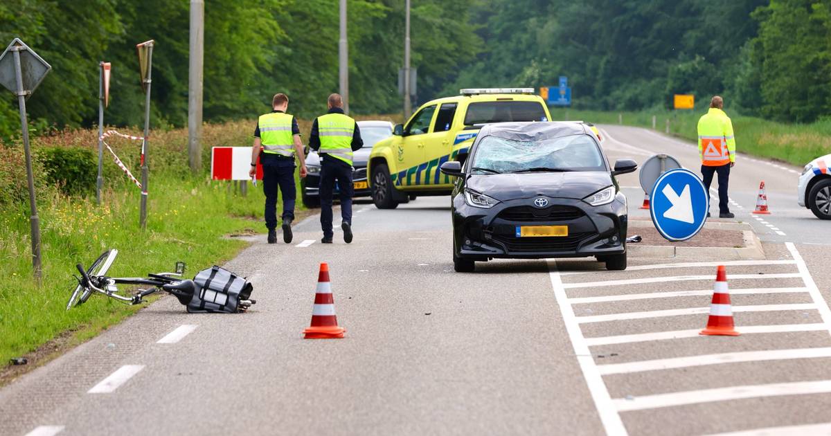 N351 bij Emmeloord volledig afgesloten na ernstige aanrijding tussen auto en fietser.