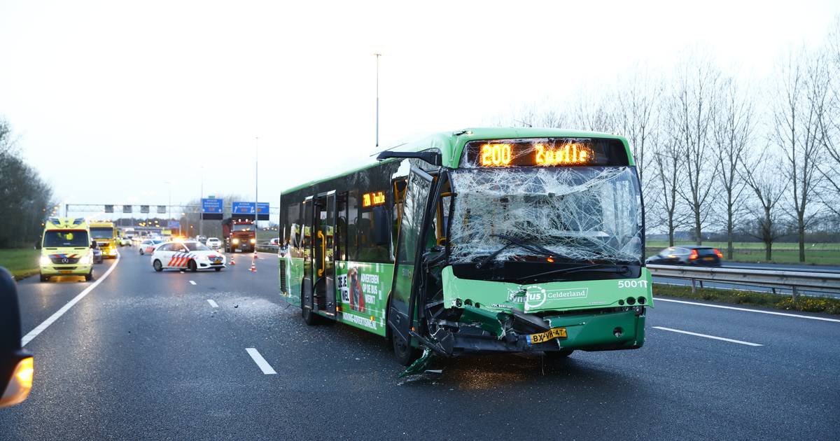 Ongeval met lijnbus op A28 bij Hattemerbroek.