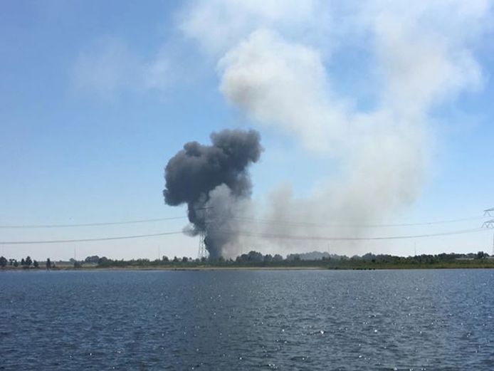 De rook die vrijkomt bij de brand in een varkensstal in Linschoten is in de wijde omtrek te zien. Hier vanaf de Cattenbroekerplas in Woerden.
