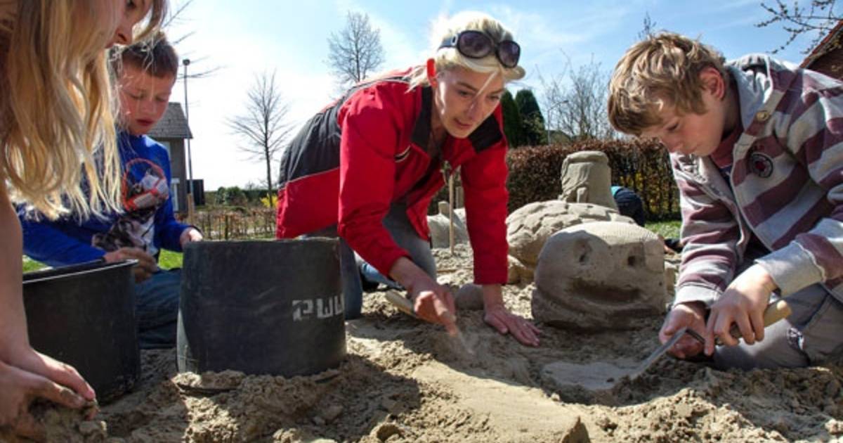 Kinderen boetseren kunst van zand in Hulsel