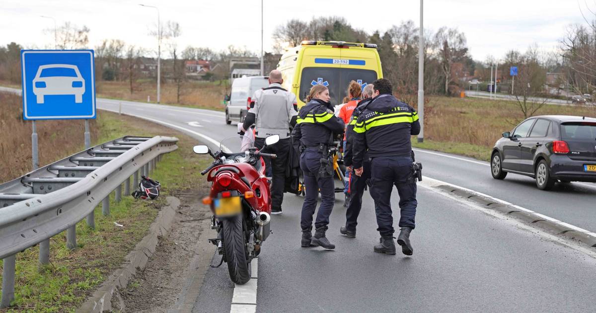 Motorrijdster raakt gewond bij ongeluk in Waalwijk.