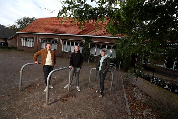Milan Stoverinck, Mark Lammers en Luuk te Kronnie (vlnr) bij hun toekomstige woningen.