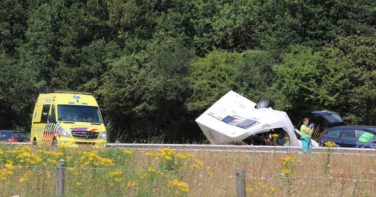 Vertraging op A1 bij Oldenzaal door ongeluk met caravan.