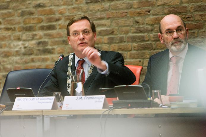 Oud-burgemeester Stefan Huisman in 2010. Rechts naast hem de toenmalige griffier Jan Frankevijle.