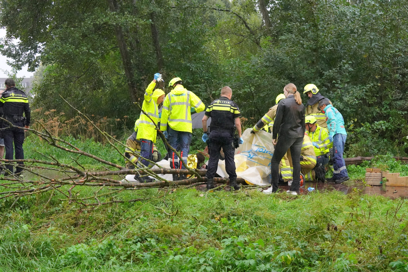 Sem (16) lag drie kwartier bekneld onder dode boom, week later ligt hij