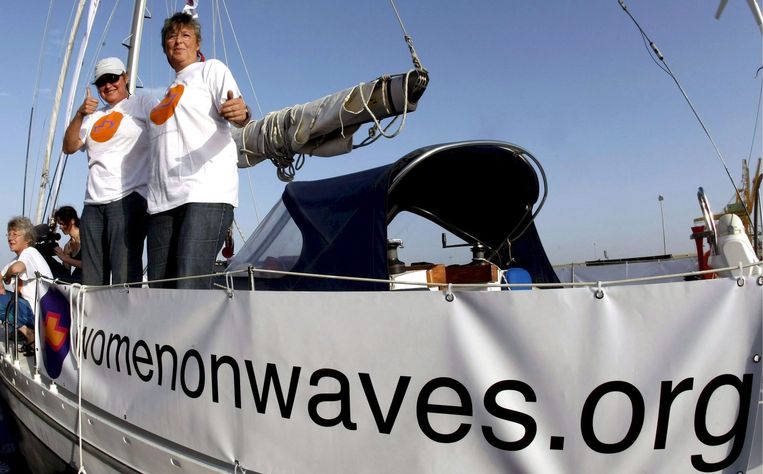 De abortusboot van de Nederlandse stichting Women on Waves is onderweg naar de haven van Smir in Marokko, 2008. Beeld epa