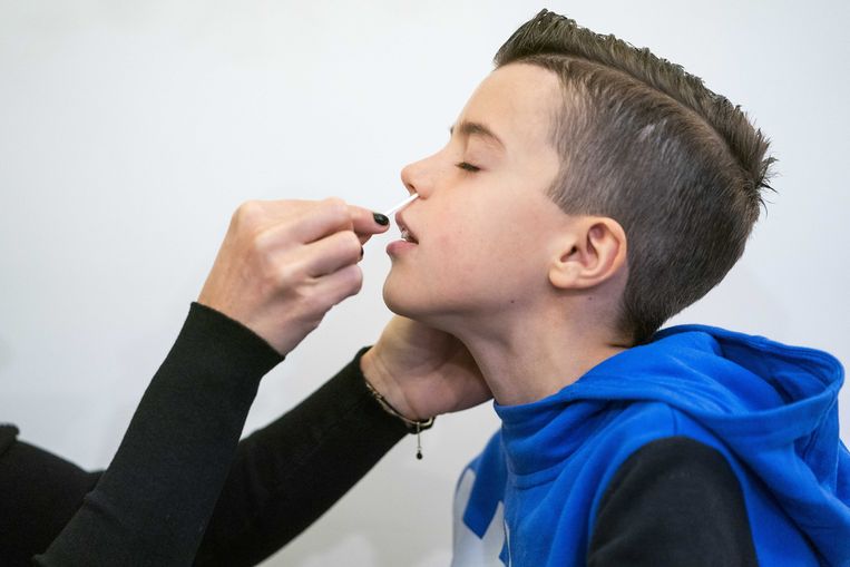 Een schoolkind ondergaat thuis een preventieve zelftest.   Beeld Jeroen Jumelet / ANP