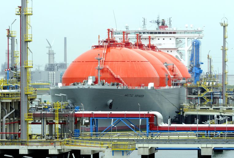Archiefbeeld. Het LNG-vrachtschip ‘Arctic Voyager’ in de haven van Rotterdam. Beeld EPA